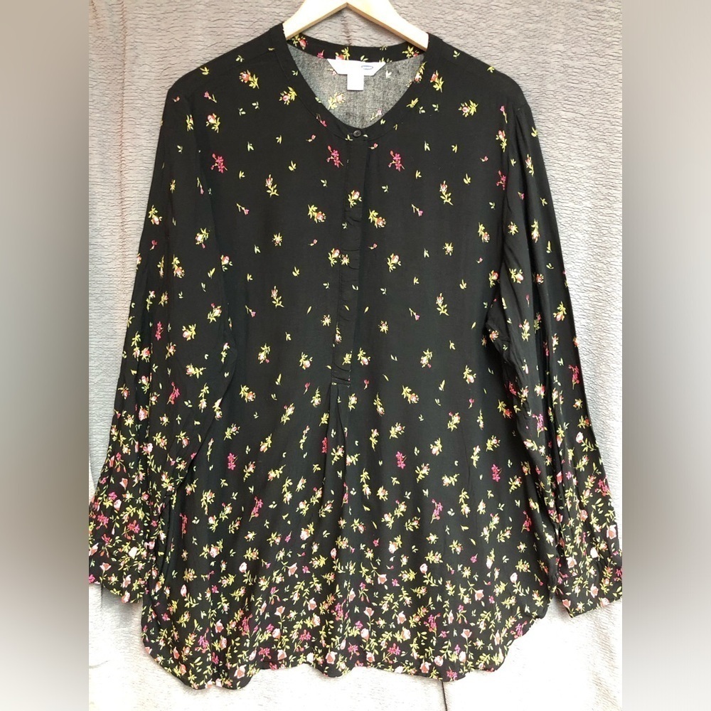 Old Navy XXL black top with a hidden button front placket round neck,